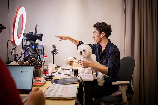 李亚鹏直播为莲花、卫龙等国货品牌点赞 豫企好物成爆款